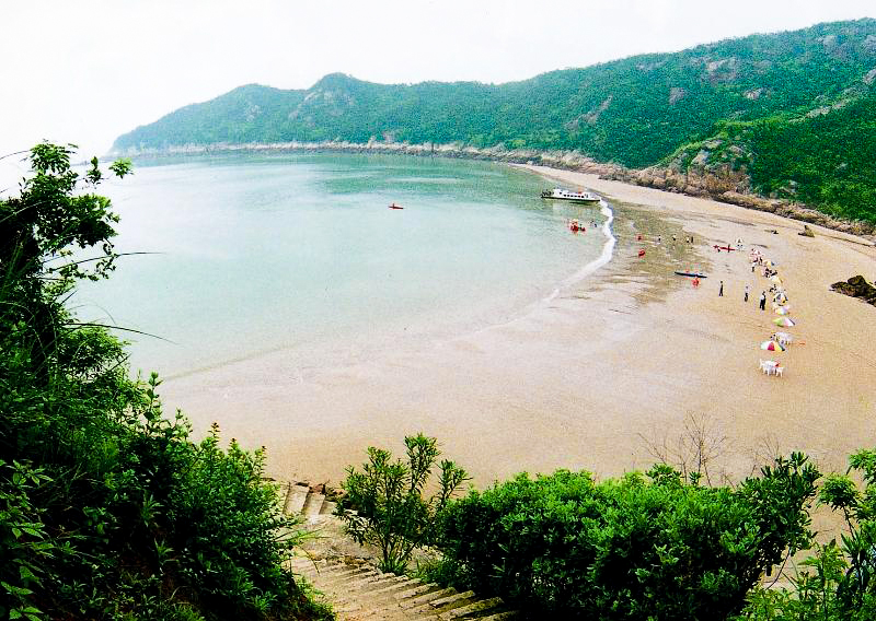 景区简介   马岙潭位于大门岛东北端,度假区内棕林茂密,沙滩蜿蜒,怪石